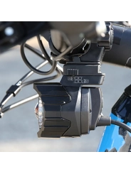 Faro CatEye GE100 montado sobre manillar de e-bike Specialized y Scott.