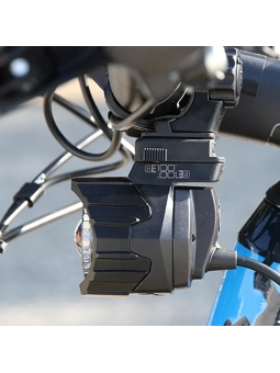 Faro CatEye GE100 montado sobre manillar de e-bike Specialized y Scott.