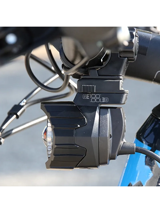 Faro CatEye GE100 montado sobre manillar de e-bike Specialized y Scott.