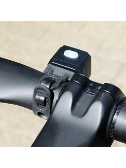 Detalle-carga-USB-C-luz-CatEye-Nano60-recargable-estanqueidad-IPX4-ciclismo