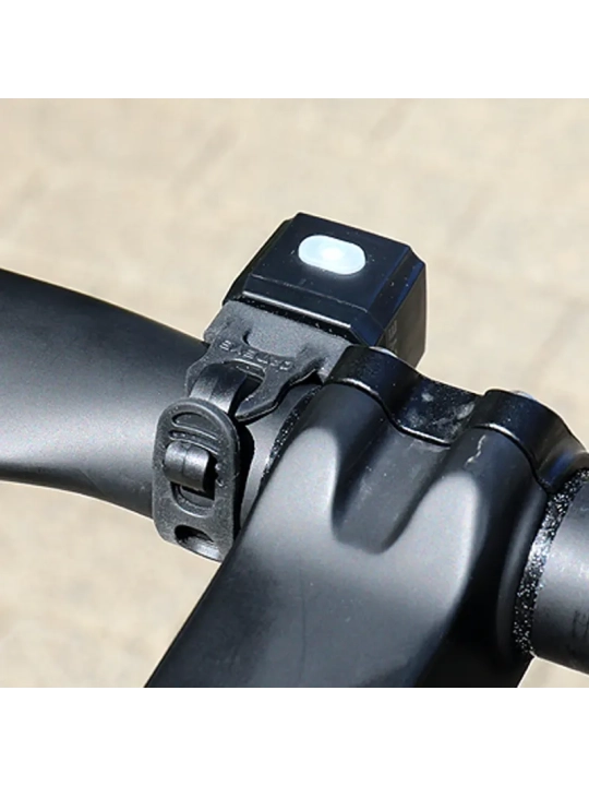 Detalle-carga-USB-C-luz-CatEye-Nano60-recargable-estanqueidad-IPX4-ciclismo
