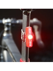 Detalle-luz-trasera-CatEye-ViZ150-150-lúmenes-visibilidad-300-grados