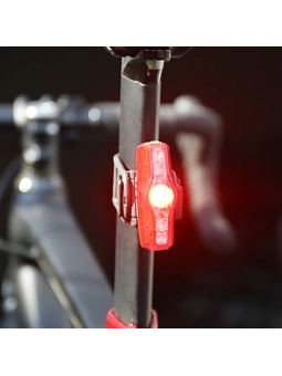 Detalle-luz-trasera-CatEye-ViZ150-150-lúmenes-visibilidad-300-grados